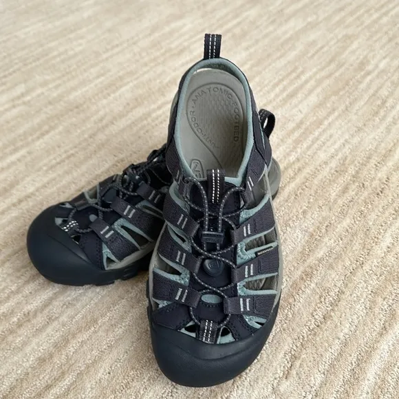 EUC Keen Women's Newport H2 Sandal Water Shoe Navy/Smoke Blue Size 8.5