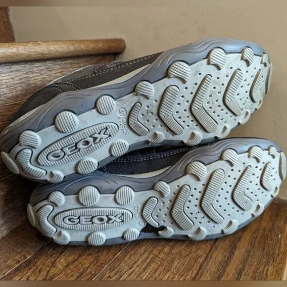 GEOX respira big kids Velcro leather runners gray &amp; red  size 7