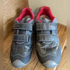 GEOX respira big kids Velcro leather runners gray &amp; red  size 7