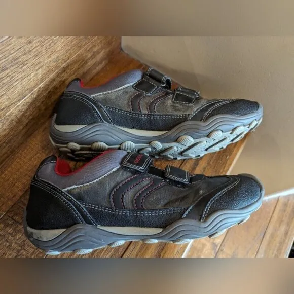 GEOX respira big kids Velcro leather runners gray &amp; red  size 7