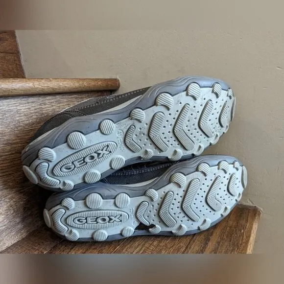 GEOX respira big kids Velcro leather runners gray &amp; red  size 7