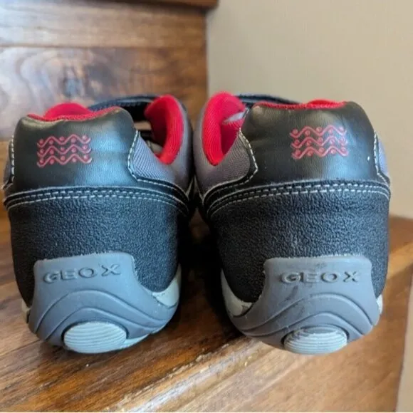 GEOX respira big kids Velcro leather runners gray &amp; red  size 7
