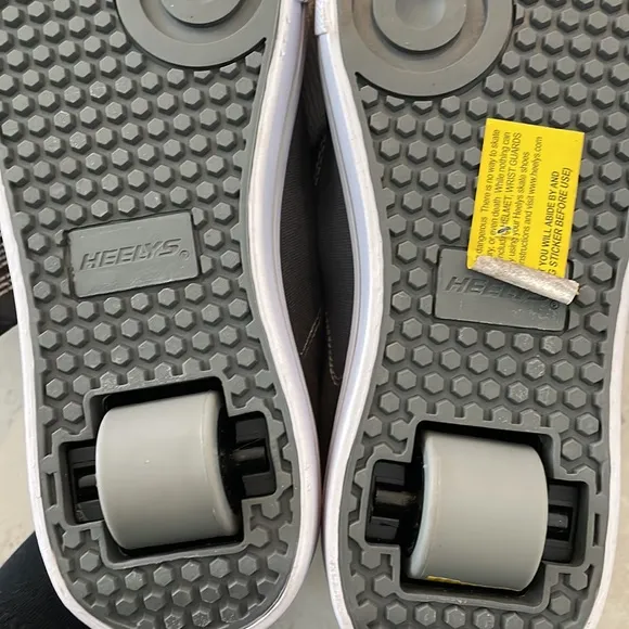 HEELYS X2 CLASSIC Wheeled Shoes Size 4 Youth