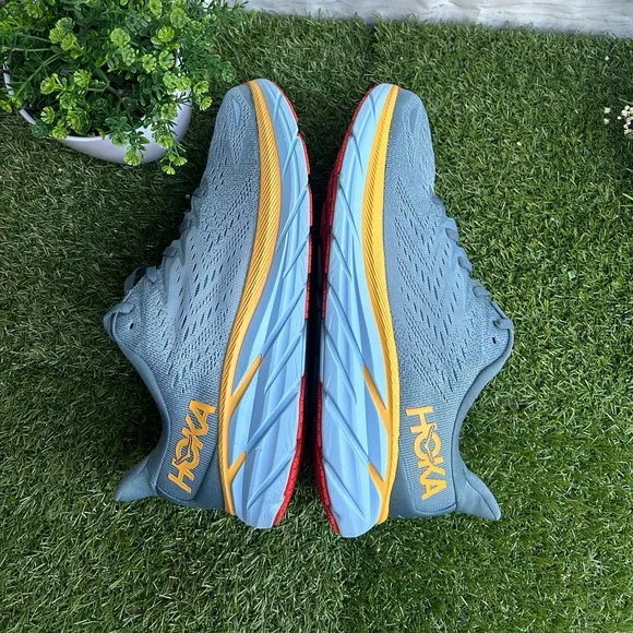HOKA CLIFTON 8 MEN RUNNINGSHOES (MOUNTAIN SPRING) size 10D gently used