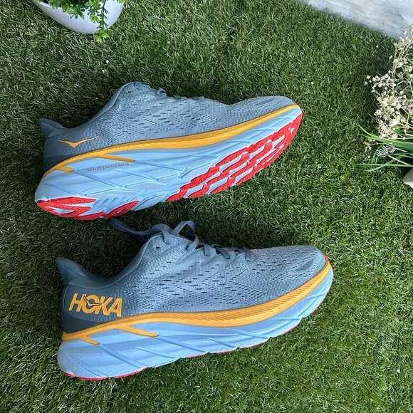 HOKA CLIFTON 8 MEN RUNNINGSHOES (MOUNTAIN SPRING) size 10D gently used