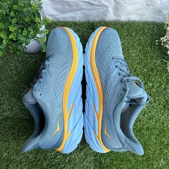 HOKA CLIFTON 8 MEN RUNNINGSHOES (MOUNTAIN SPRING) size 10D gently used