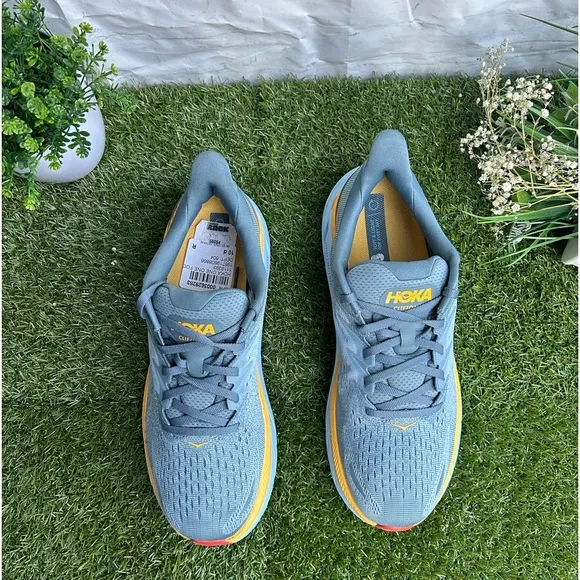 HOKA CLIFTON 8 MEN RUNNINGSHOES (MOUNTAIN SPRING) size 10D gently used
