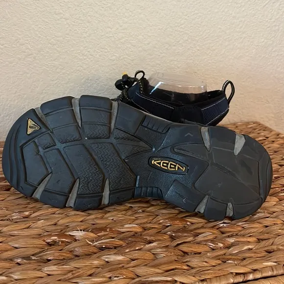Keen Mens Newport H2 good condition mens size 9 navy blue
