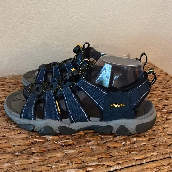 Keen Mens Newport H2 good condition mens size 9 navy blue
