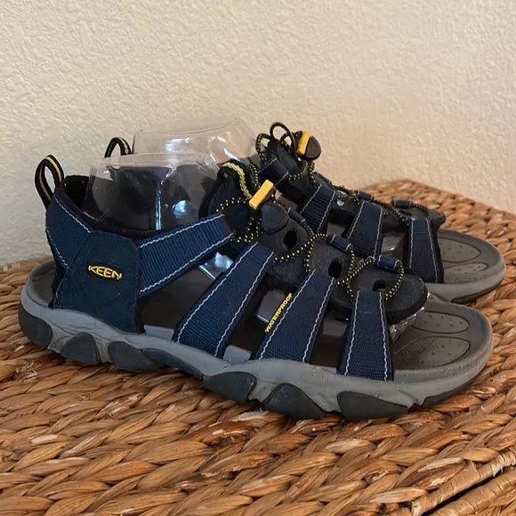 Keen Mens Newport H2 good condition mens size 9 navy blue