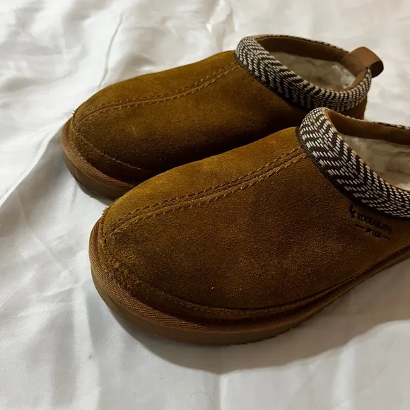 Kids Koolaburra Brown Suede Loafers Slip-Ons - Size 6
