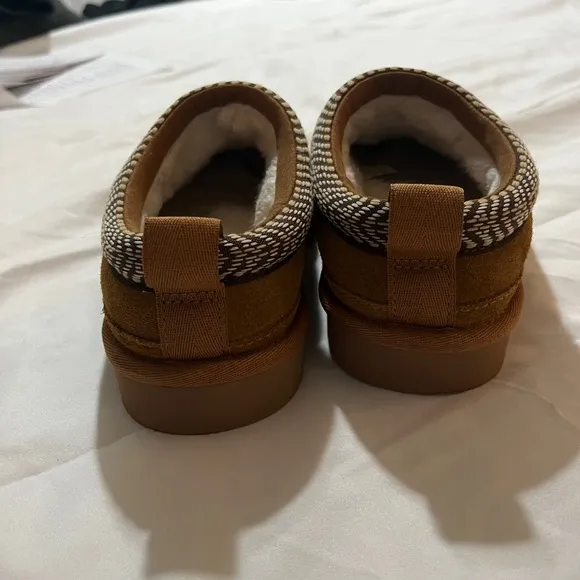 Kids Koolaburra Brown Suede Loafers Slip-Ons - Size 6