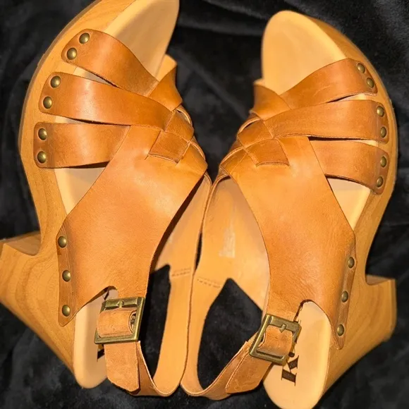 Kork-Ease Tan Sandals Criss-Cross Design