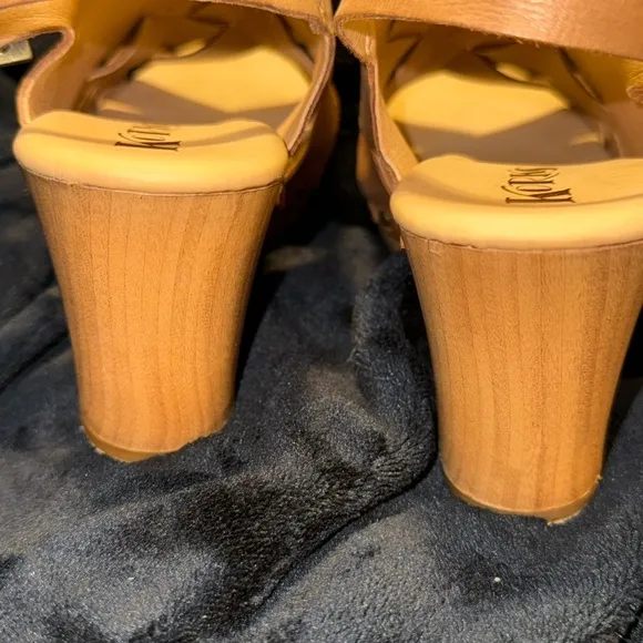 Kork-Ease Tan Sandals Criss-Cross Design