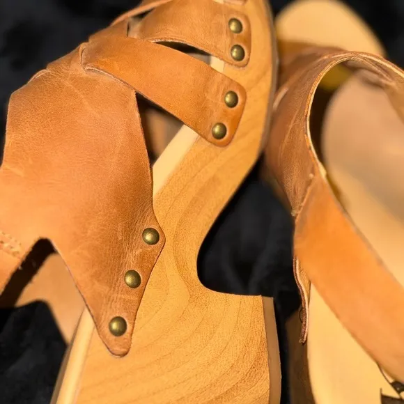 Kork-Ease Tan Sandals Criss-Cross Design