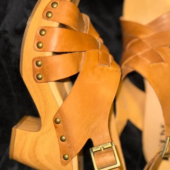 Kork-Ease Tan Sandals Criss-Cross Design