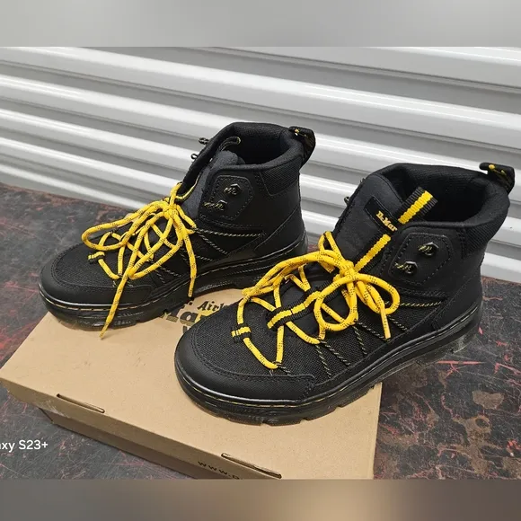 Like New DR. MARTEN Buwick Sz 8 Men Or 9 Women
