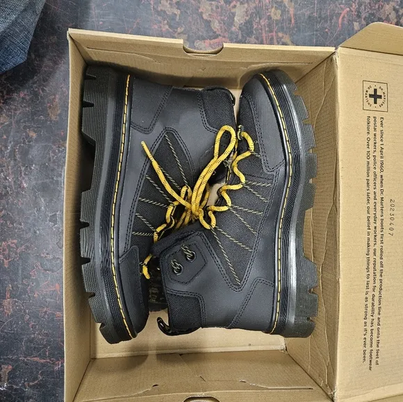Like New DR. MARTEN Buwick Sz 8 Men Or 9 Women