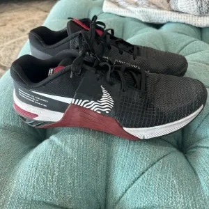 Like New Nike Men's METCON 8 - size 14 Black and Red Training Shoes