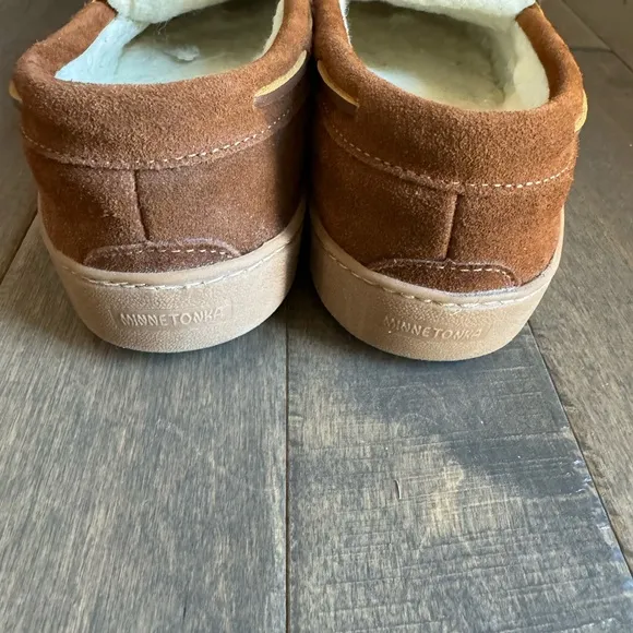 MINNETONKA Suede Leather Size 10 House shoes Slippers Pile Lined Hardsole Comfy