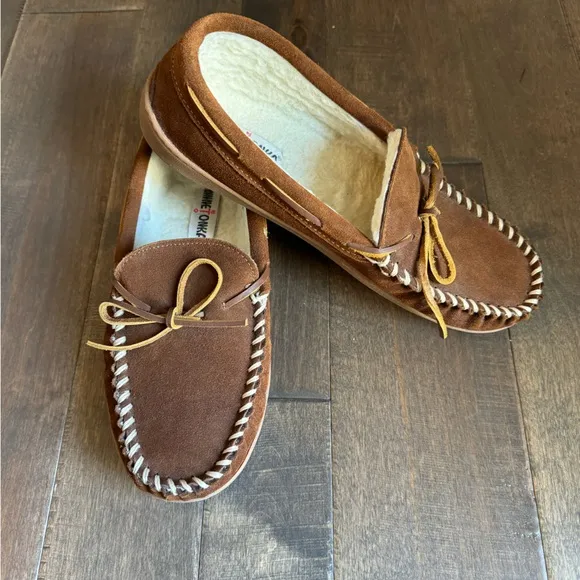 MINNETONKA Suede Leather Size 10 House shoes Slippers Pile Lined Hardsole Comfy