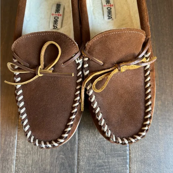 MINNETONKA Suede Leather Size 10 House shoes Slippers Pile Lined Hardsole Comfy