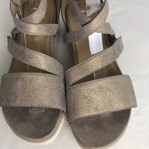 New EILEEN FISHER Women Size 7 Platinum Story Platform Wedge Sandals Zip Straps
