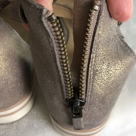 New EILEEN FISHER Women Size 7 Platinum Story Platform Wedge Sandals Zip Straps