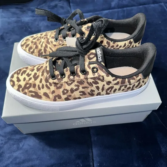 New in box Adidas Vulc Raid3r Shoes size 6
