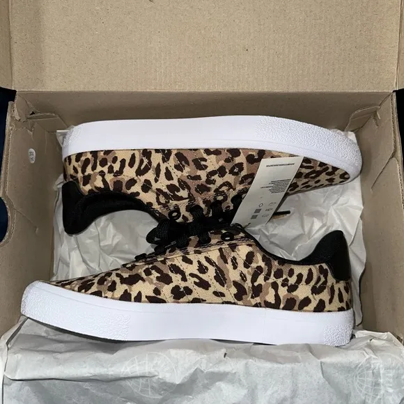 New in box Adidas Vulc Raid3r Shoes size 6
