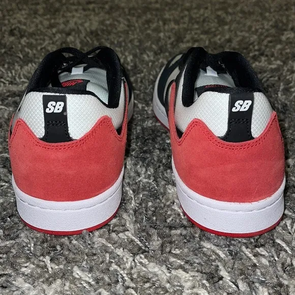 New NIKE SB Alleyoop in White/University Red/White/Black