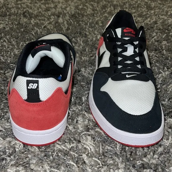 New NIKE SB Alleyoop in White/University Red/White/Black