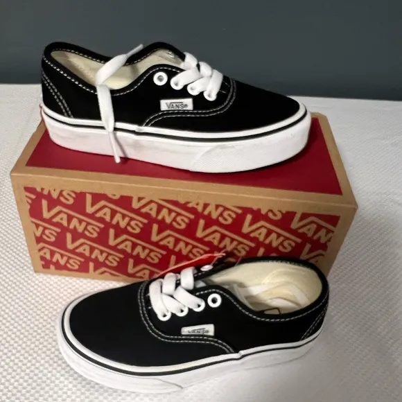 NEW VANS AUTHENTIC BLACK/WHITE Size: 12 UY