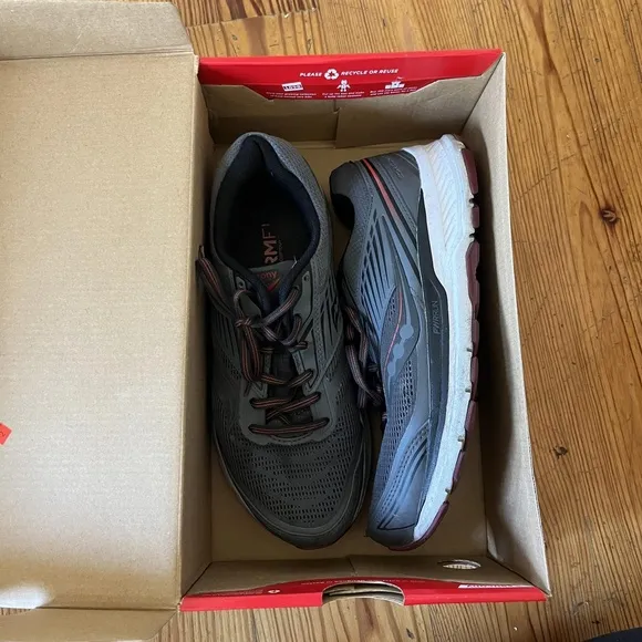 NIB Size 8.5 - Men's - Saucony Echelon Running Shoes -