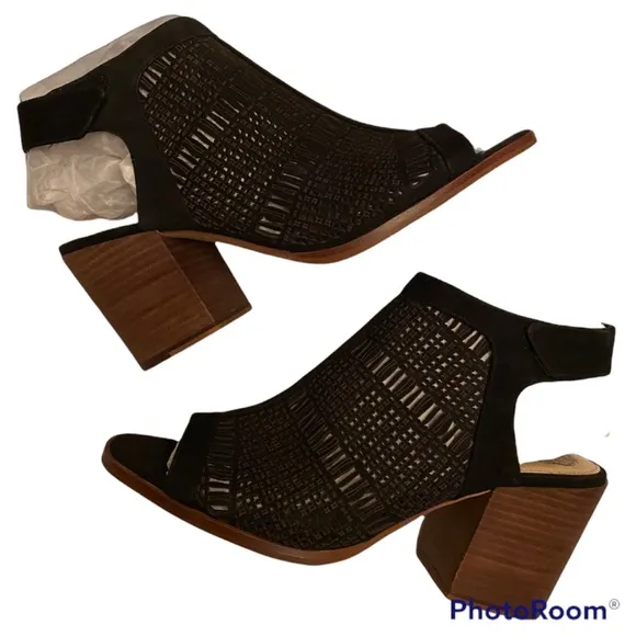 NIB VINCE CAMUTO VC-KEANNIE BLACK OPEN TOE STACKED BLOCK HEEL SANDALS ⭐️⭐️⭐️…