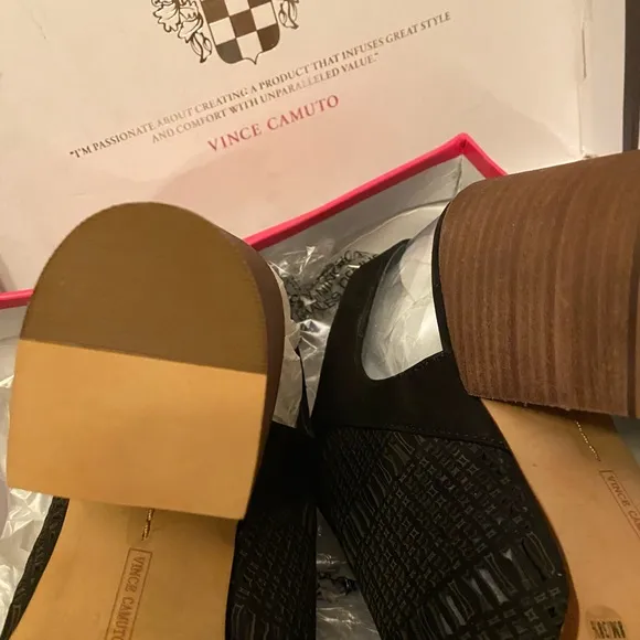 NIB VINCE CAMUTO VC-KEANNIE BLACK OPEN TOE STACKED BLOCK HEEL SANDALS ⭐️⭐️⭐️…