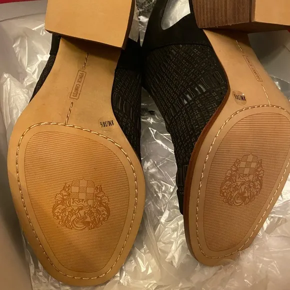 NIB VINCE CAMUTO VC-KEANNIE BLACK OPEN TOE STACKED BLOCK HEEL SANDALS ⭐️⭐️⭐️…