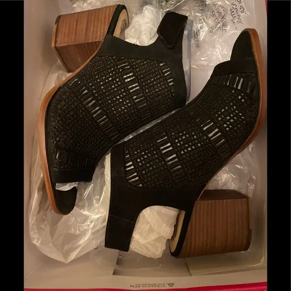 NIB VINCE CAMUTO VC-KEANNIE BLACK OPEN TOE STACKED BLOCK HEEL SANDALS ⭐️⭐️⭐️…
