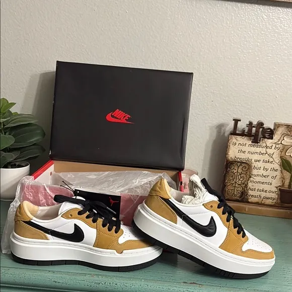 Nike Black and Tan Sneakers Classic Style SZ 7 Wos