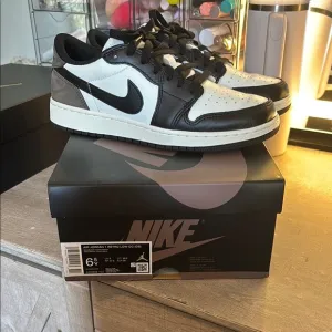 Nike Black and White Sneakers Classic Style