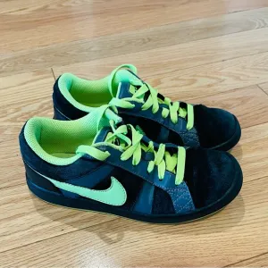 Nike boy’s skateboard shoes 6.0 black and neon size 2.5