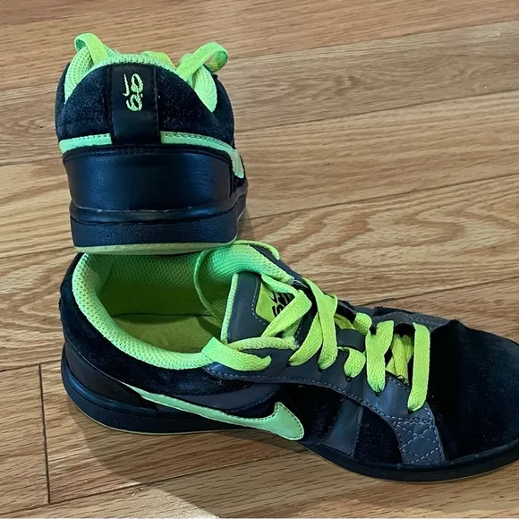 Nike boy’s skateboard shoes 6.0 black and neon size 2.5