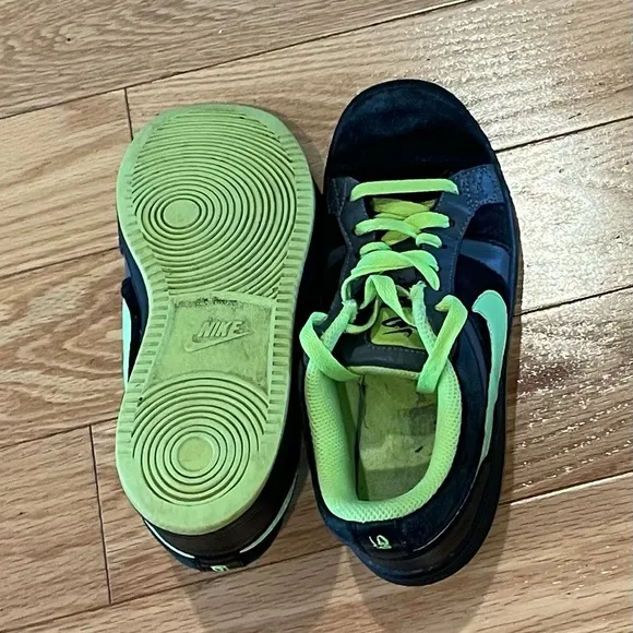 Nike boy’s skateboard shoes 6.0 black and neon size 2.5