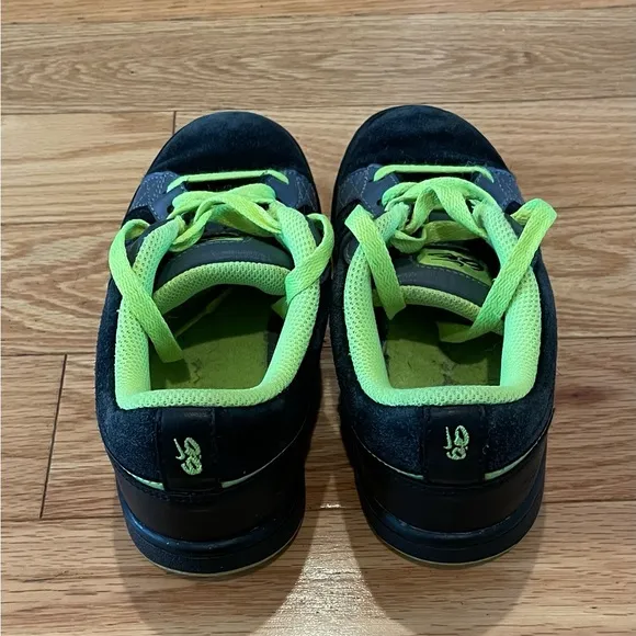 Nike boy’s skateboard shoes 6.0 black and neon size 2.5