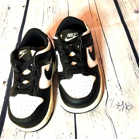 Nike Dunk Low Black and White Little Boys Kids Sneakers Sz 5C EUC