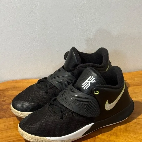 Nike Kyrie FlyTrap Youth Preteen Boy 7Y Black Basketball Lace Up Running Shoes