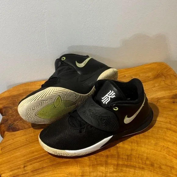 Nike Kyrie FlyTrap Youth Preteen Boy 7Y Black Basketball Lace Up Running Shoes