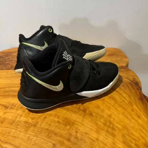 Nike Kyrie FlyTrap Youth Preteen Boy 7Y Black Basketball Lace Up Running Shoes