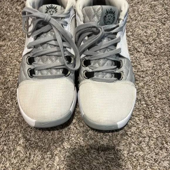 Nike MLB Gray and White Athletic Shoes with Modern Design