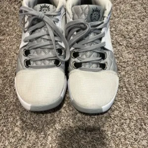 Nike MLB Gray and White Athletic Shoes with Modern Design